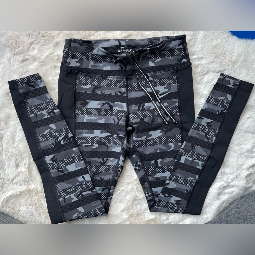 Nike womens Dri-Fit Reflective detail Leggings  - Black and Gray Camo, small